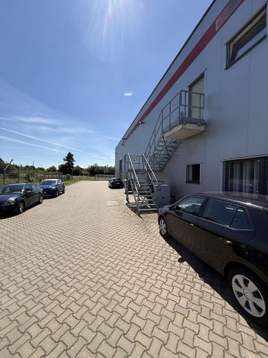 Modernes Technikcenter mit Ausstellungshalle und großem Grundstück direkt an der B444 – Außenansicht