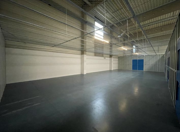 139m2 STORAGE SPACE IN A PRIME LOCATION; COMMISSION-FREE – Lagerabteil innen
