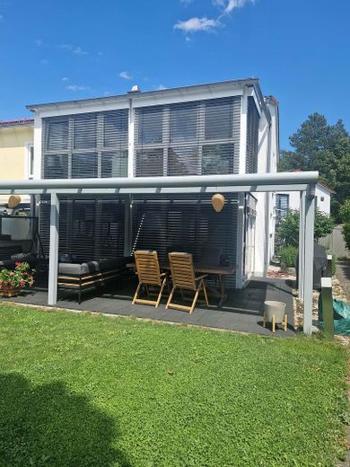 Ten nowoczesny dom w zabudowie bliźniaczej jest gotowy dla Państwa i Państwa rodziny w Unterschleißheim-Hollern. – überdachte Terrasse