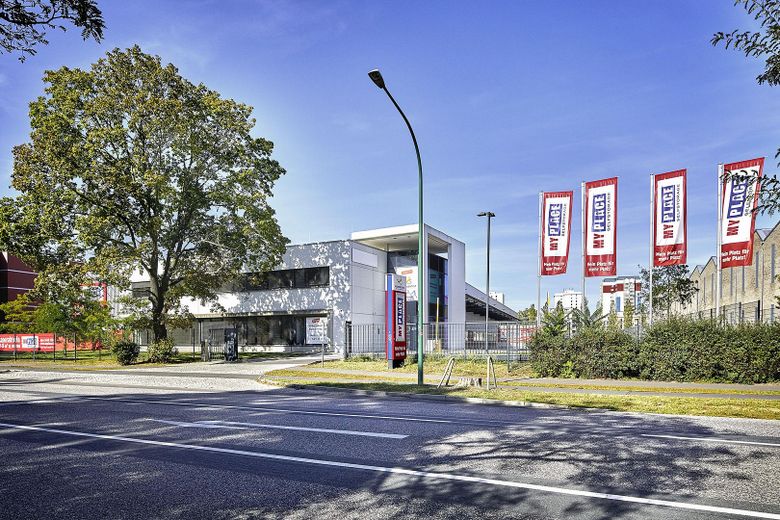 139m2 STORAGE SPACE IN A PRIME LOCATION; COMMISSION-FREE – Aussenansicht und Zufahrt