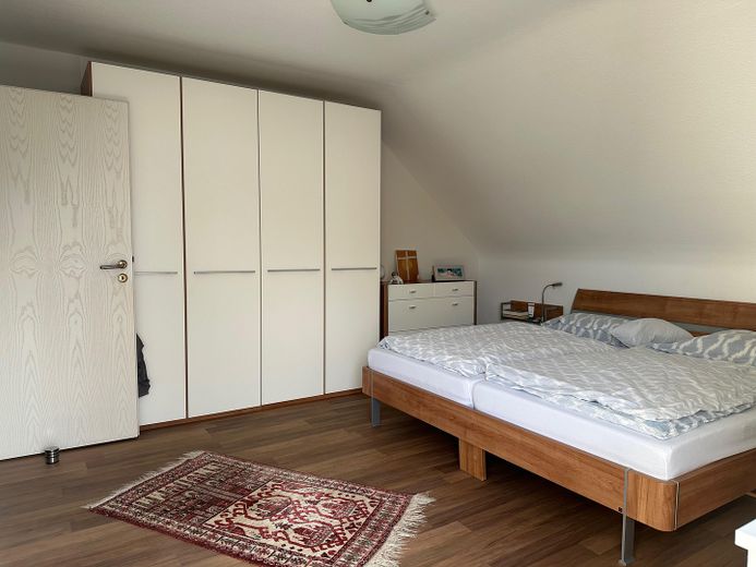 Gepflegtes Zweifamilienhaus in ruhiger Wohnlage in Karlsruhe Palmbach – Schlafzimmer DG