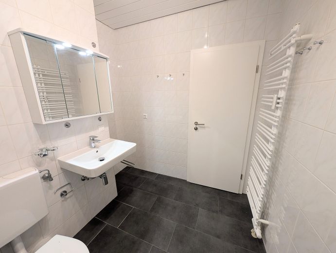 Hemen taşının: Yeşilliğe uzanan rüya gibi geniş manzaralı yenilenmiş 2,5 odalı daire – Badezimmer
