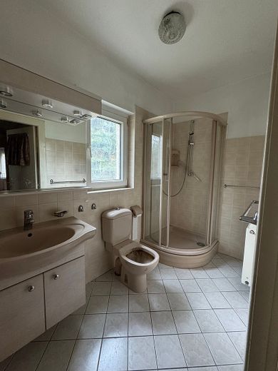Gr. Einfamilienhaus in Wassernähe, Keller, Grün, 2 getrennte Wohnungen möglich. – Foto 6
