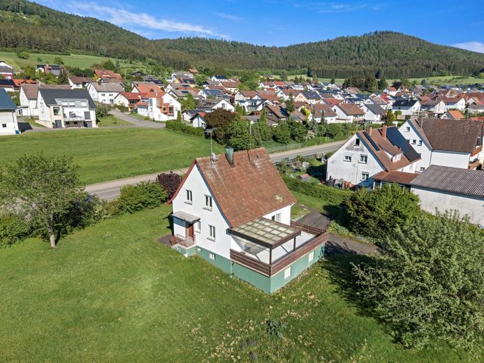 PROVISIONSFREI - Charmant und voller Möglichkeiten - Einfamilienhaus in Ortsrandlage – Außenansicht