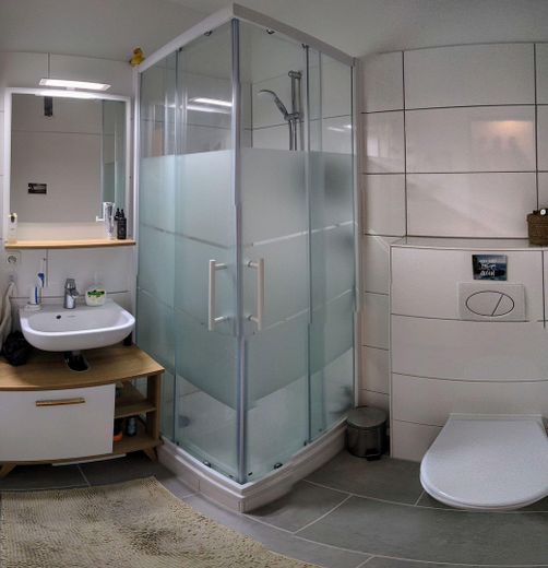 Top zentrale 2,5 ZImmer-Wohnung mit Dachterrasse und Wintergarten im Dobbenviertel – Badezimmer