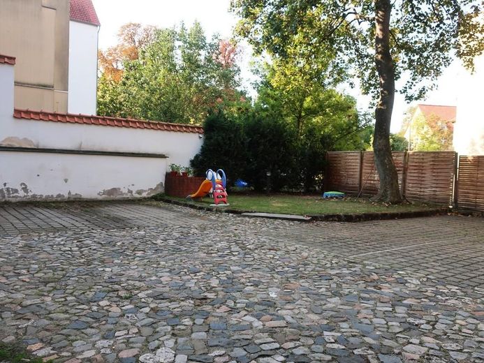 Hinterhof mit Stellplätzen