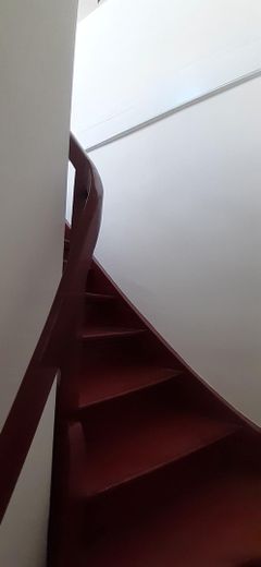 Ausgefallene Altbau-Wohnung – Treppenaufgang Spitzboden