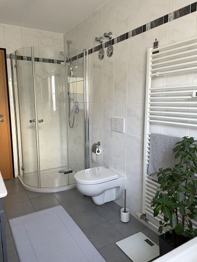 Moderno appartamento al piano terra di 3,5 locali con giardino e seminterrato in posizione TOP a IN-Süd, vicino alla stazione centrale – Badezimmer