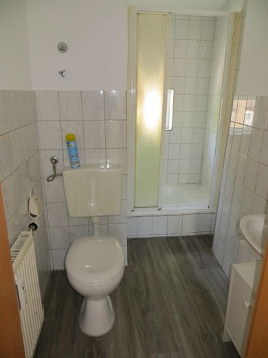Schöne, helle 2 Zimmer Single-Wohnung,  nähe Bahnhof – Duschbad