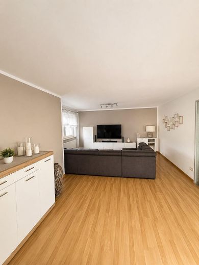 Großzügige 4-Zimmer-Maisonette Wohnung mit Hauscharakter, Garten und 2 Garagen – Wohn-Esszimmer