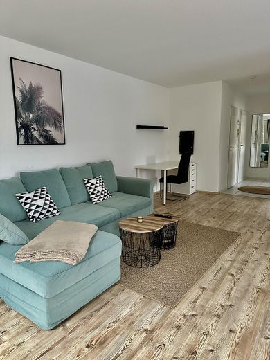 Wohnzimmer mit Schreibtisch