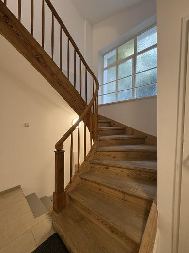 Lichtdurchflutete & klimatisierte DG-Wohnung in Stuttgart West – Treppenhaus