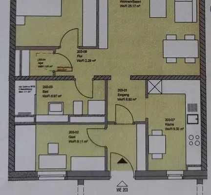 पार्किंग गैरेज में पार्किंग स्थान सहित आकर्षक 3-कमरे का भूतल अपार्टमेंट