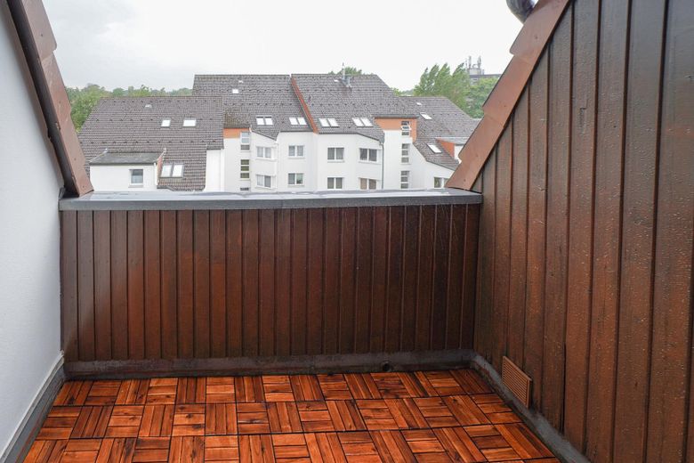 شقة عصرية مجددة من غرفتين في الطابق العلوي مع شرفة في موقع مركزي – مثالية للسكن الشخصي – Balkon in Süd-/Westausrichtung