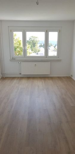 Elterlein: Sonnige 3-Zimmer-Wohnung mit großem Balkon und Einbauküche in ruhiger Neubauanlage – Referenzfoto Wohnräume