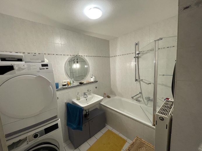 Gemütliche 3 Zimmer-Maisonettenwohnung in Eresing (Nähe Geltendorf, BRB und S-Bahn München) – Bad linke Seite