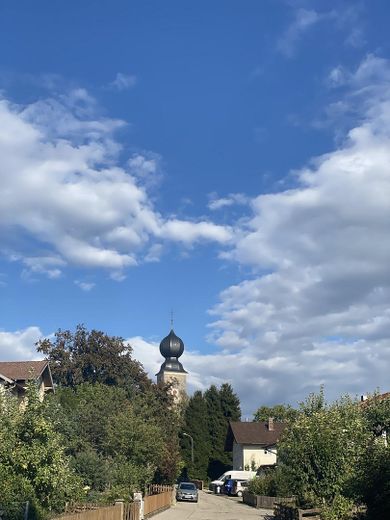 2-gezinswoning incl. 1700 m² grond in Engelsberg – Dorfkirche vom Grundstück aus