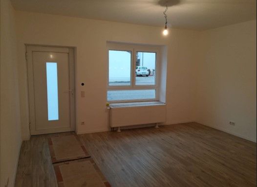 Exklusive 2-Zimmer-EG-Wohnung mit Inselküche – Wohnzimmer