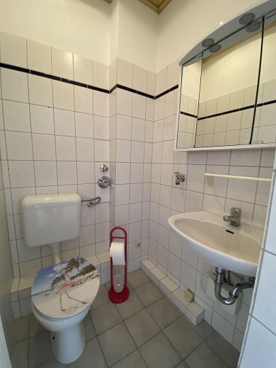 Sofortbezug! Helle 5-Zimmer-Altbauwohnung m. Balkon über den Dächern von Kiel zu kaufen. – Gäste WC