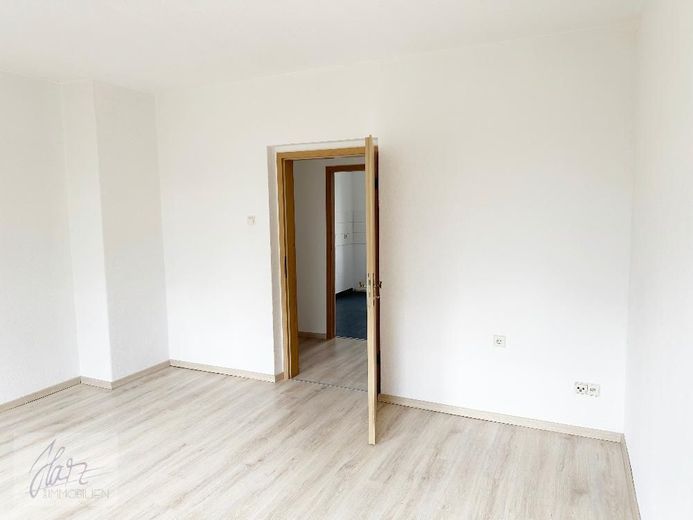 ***WOHNEN IM GRÜNEN*** - Komfortabel, ruhig und familienfreundlich... 3-Raumwohnung mit Tageslichtbad und opionaler Einbauküche ab sofort zu vermieten – Wohnzimmer mit Blick Richtung Flurbereich