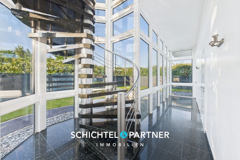 Uphusen | Seltenes Wohn- und Geschäftshaus mit Parkhof und Autohalle – S&amp;P | Treppenhaus