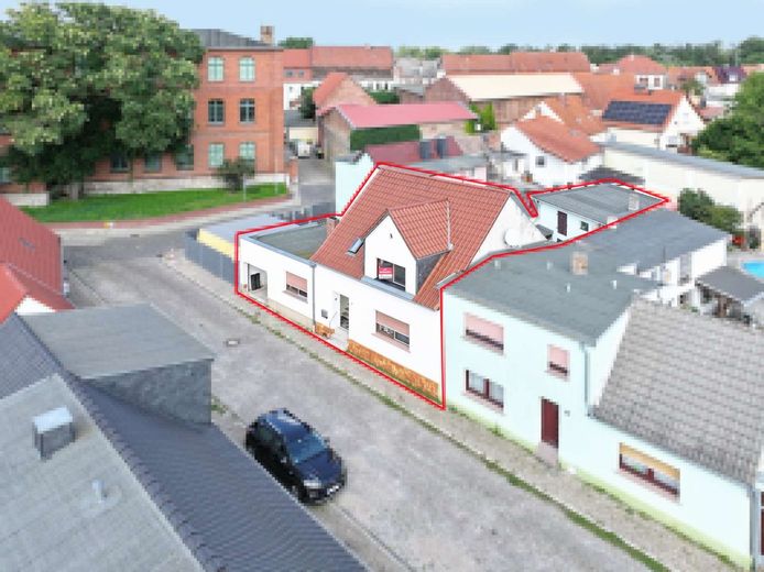 Schnäppchenpreis  stilvolles bezugsfertiges Zuhause in Barby mit Hof, Garage &amp; Nähe zur Natur – Luftbild