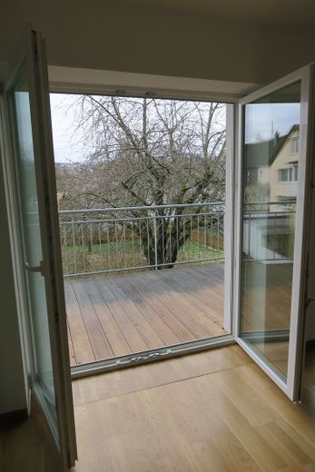 Blick auf Balkon / Kirschbaum