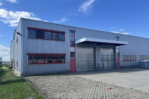 Bright, heated hall with natural daylight, accessible at ground level
