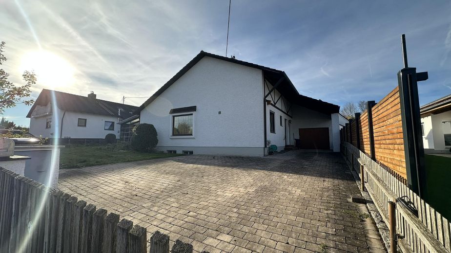 Großzügiges Einfamilienhaus mit traumhaftem Garten zu verkaufen – Ansicht Einfahrt