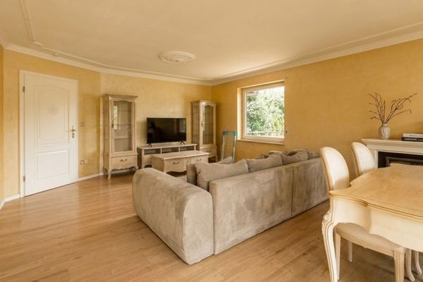Accurato appartamento di 5 locali al piano terra con balcone e garage in posizione tranquilla