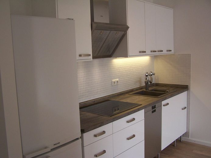 SCHWABING-WEST HELLE, MODERNISIERTE 2-ZIMMER-WOHNUNG MIT LOGGIA, SCHWIMMBAD UND GROSSER DACHTERRASSE – Küche