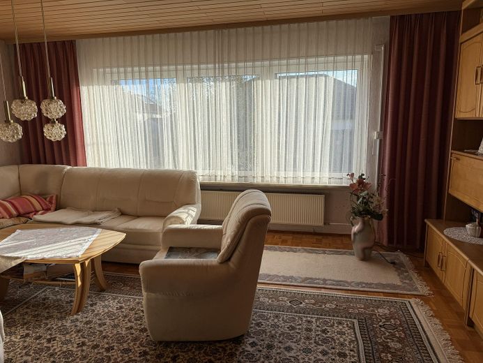 Großzügiges 2-/3- Familienhaus in ruhiger Lage mit flexiblen Nutzungsmöglichkeiten – Wohnen EG