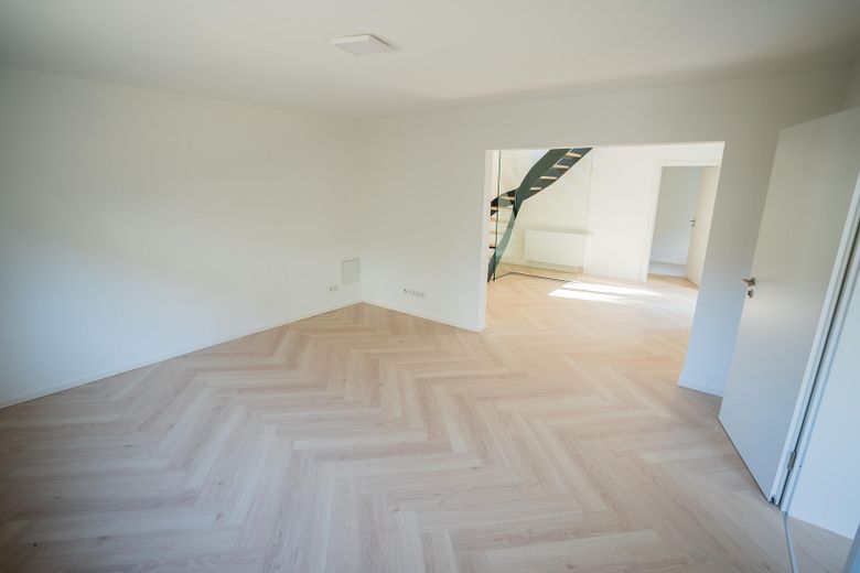 Freistehendes Designhaus am Wald | hochwertig modernisiert , einzugsbereit | 7 Stellplätze – EG_Wohnzimmer
