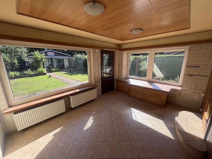 Ländliche Idylle mitten in der Stadt ! Ihr künftiges Zuhause mit herrlichem Garten und 3 Garagen ! – Veranda