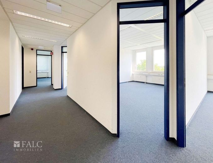 Büroflächen ab 240 m² zur Miete. Nur 9,50 EUR/m² Kaltmiete! – Flur