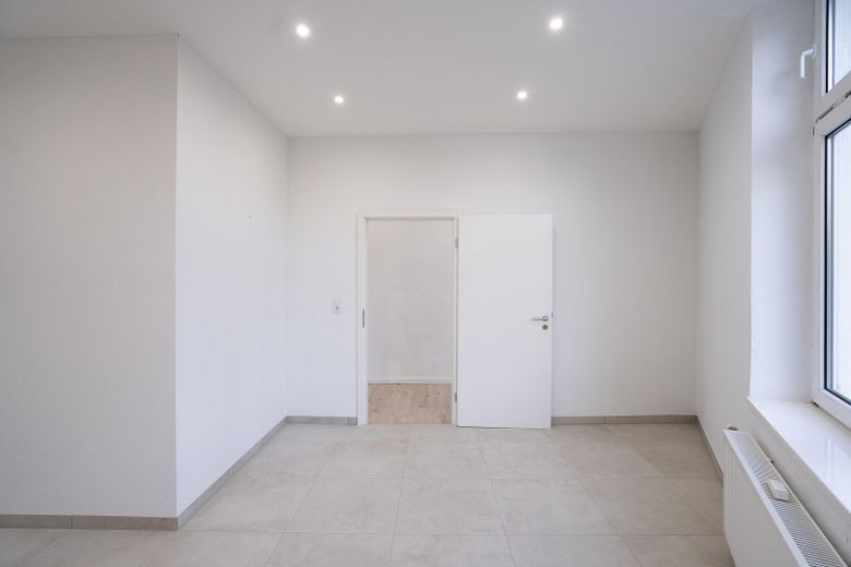 Provisionsfrei: Renoviert & bezugsfrei – 2,5-Zimmer-Wohnung zum Einziehen oder Vermieten! – Küche - 2