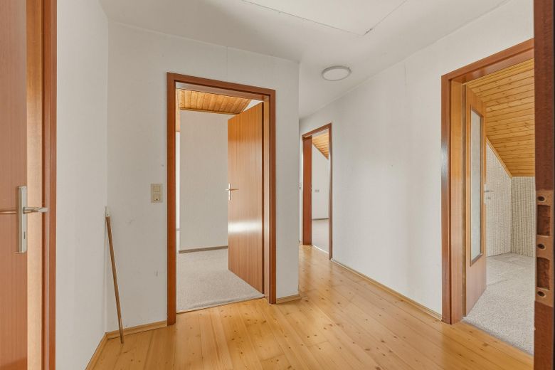 Familienhaus mit großem Garten und individuellem Gestaltungspotenzial – Flur 