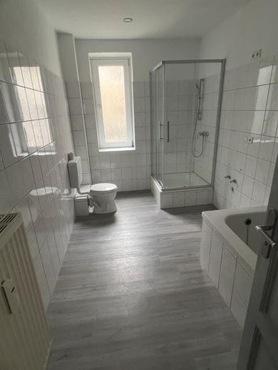Seelze Zentrum, 2 Häuser, 4 Einheiten, viele Möglichkeiten – Badezimmer der 4 Zimmerwohnung