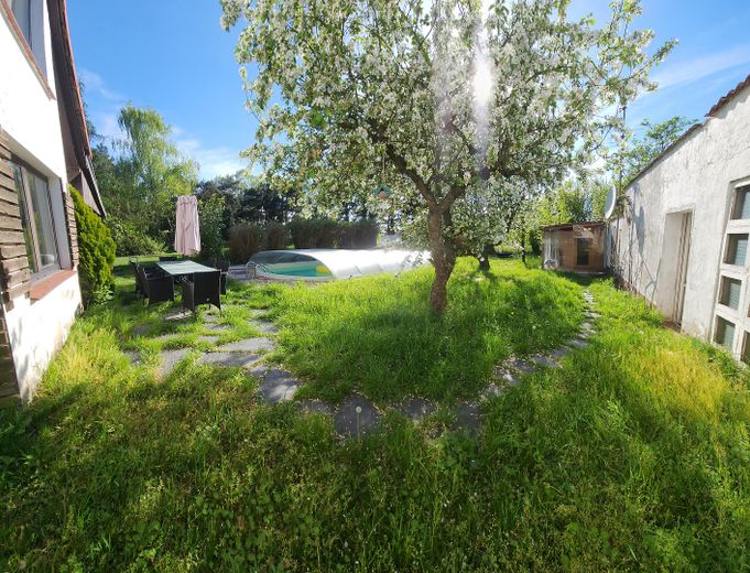 Einfamilienhaus auf 1633 m² Grundstück – Garten