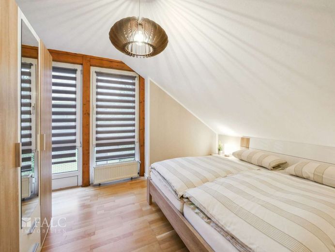 Provisionsfrei! Viel größer als gedacht! EFH mit Kamin, Balkon, Terrasse + Carport! – 2. Schlafzimmer