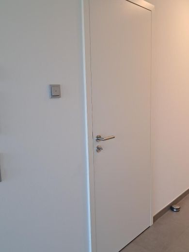 Appartement exclusif de 3 pièces, climatisation au plafond, chauffage au sol dans un parc avec jeux d’eau, 2 salles de bains – Flache Türen