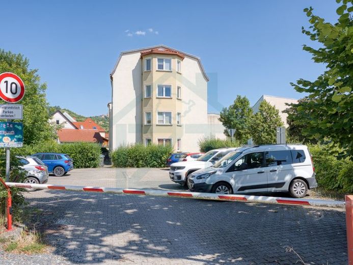 Moderno appartamento di 2 locali a Kahla: prima occupazione completamente ristrutturata su 54 m² con posto auto e corte – Foto 1