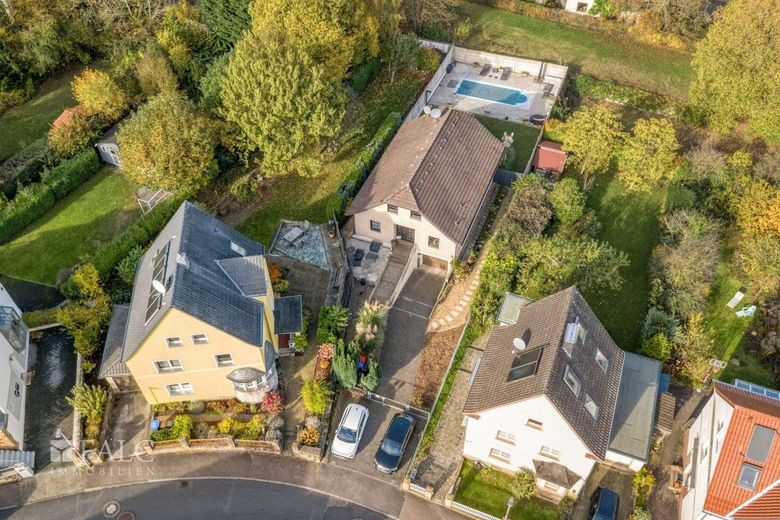 Ein Zuhause mit Zukunft - Familientraum mit Pool in Bergisch Gladbach-Hebborn – Immobilie von oben