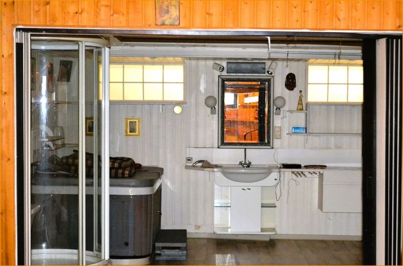 Großes Einfamilienhaus auf großem Grundstück – Wellnessbereich