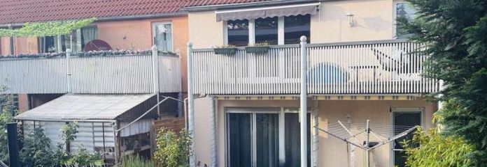 Середній таунхаус із двома квартирами у приємному житловому районі