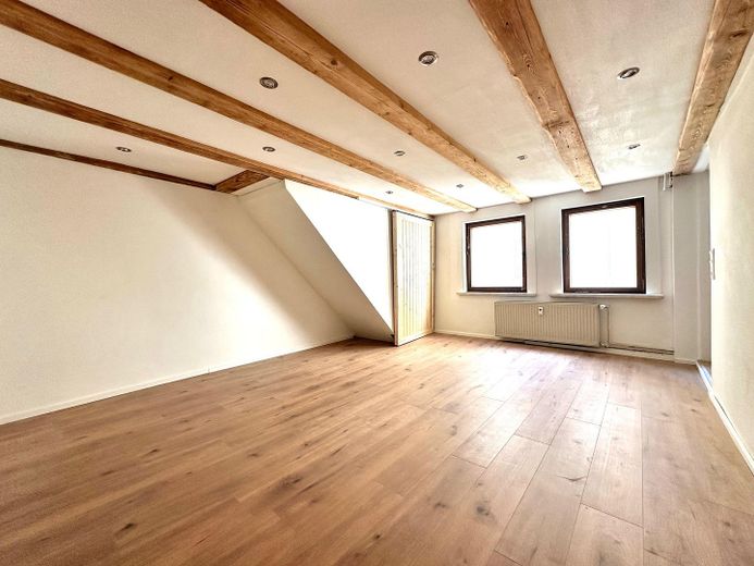 Gerenoveerd maisonnetteappartement met 4 kamers en 110 m² in het centrum van Apolda – Foto 1