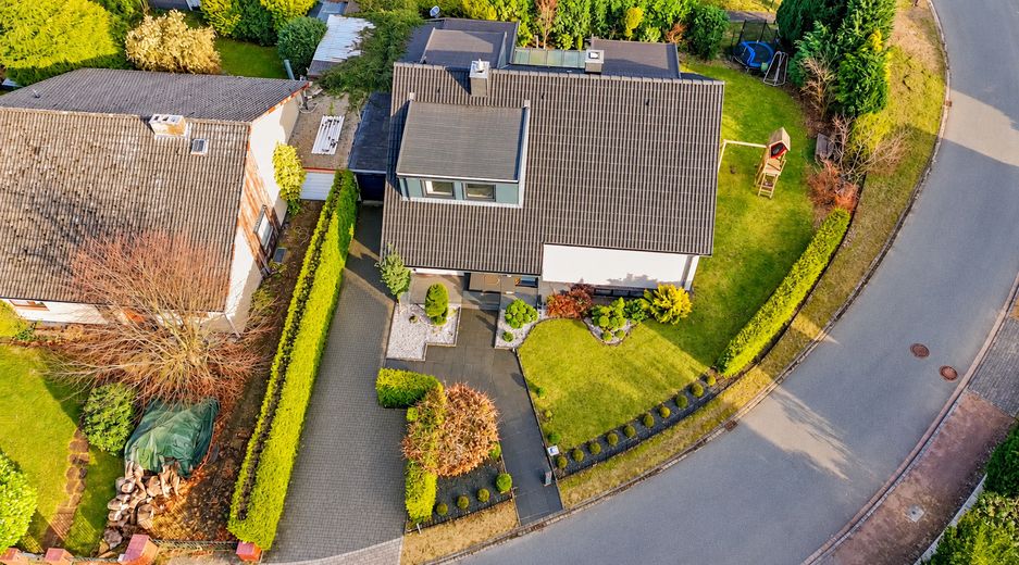 Casa unifamiliare modernizzata con 187 m² di superficie abitabile, 6 locali, garage e giardino, senza intermediario – Haus Oben Front 