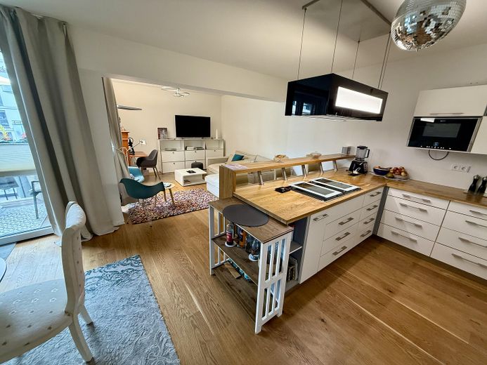 Elegante appartamento di quattro locali, con balcone e terrazza privata a HafenCity, Amburgo – Küche mit Wohnbereich