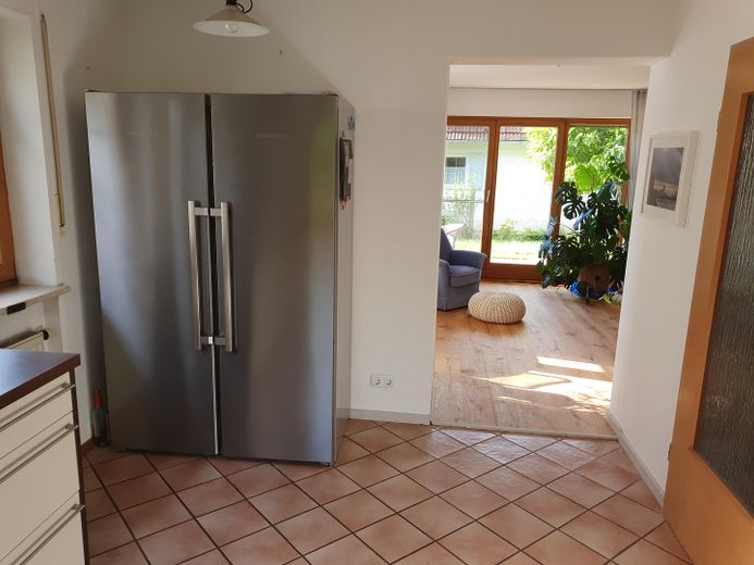 Küche mit Blick ins Wohnzimmer