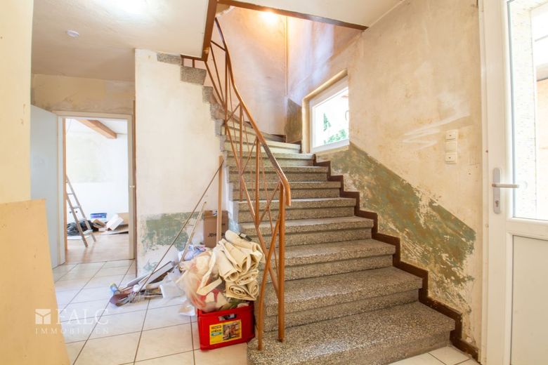 Handwerker aufgepasst - 2 Häuser zum Preis von einem! – Flur